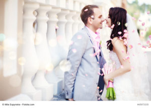 Ein glückliches Brautpaar zur Hochzeit - Bild: Mila Supynska - Fotolia.com