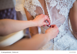 Im Atelier wird das genaue Maß für das Brautkleid genommen - Bild: 