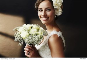 Schöne Braut im Hochzeitskleid mit Brautstrauß - Bild: © sanneberg